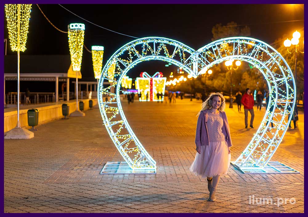 Оформление городской набережной световой аркой в форме сердца
