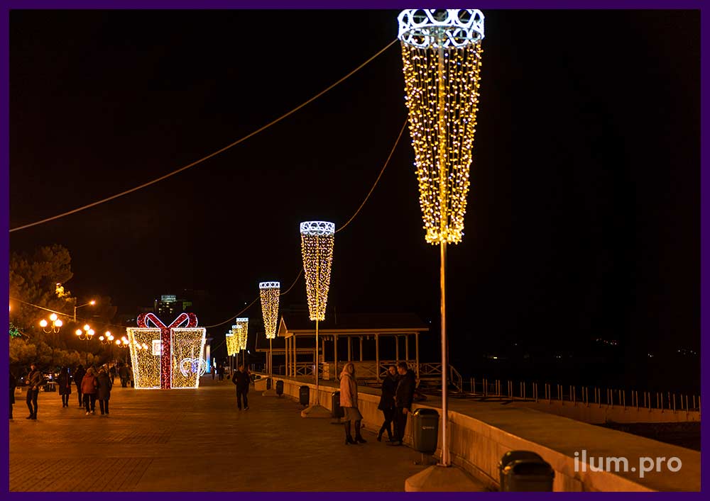 Световые консоли в форме бокалов шампанского на набережной в Алуште