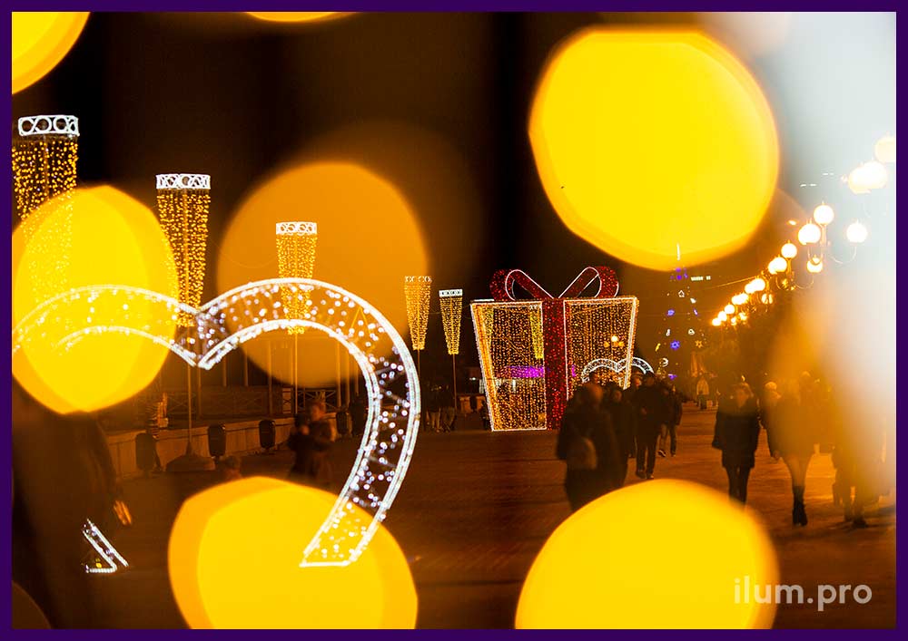 Иллюминация светодиодная на новый год на набережной в Крыму