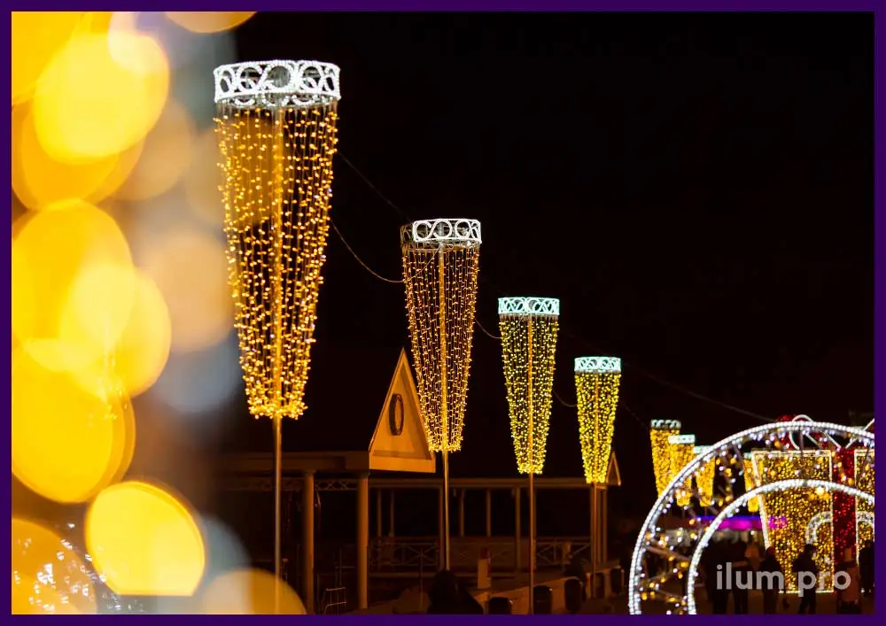 Консоли светодиодные в форме бокала шампанского на набережной