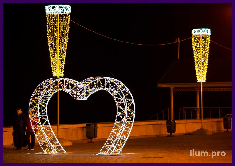 Арки в форме сердца и новогодние консоли из гирлянд в Крыму