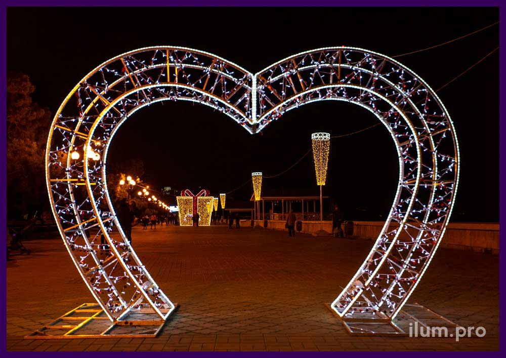 Сердце из металла в форме арки со светодиодными гирляндами и дюралайтом