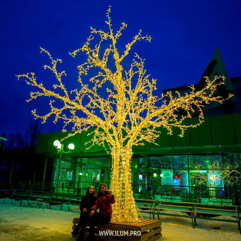 Световые деревья с гирляндами около киноцентра