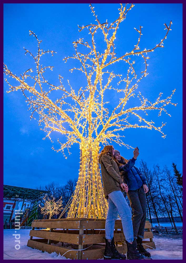 Фотозона со светящимся деревом из металла и светодиодных гирлянд