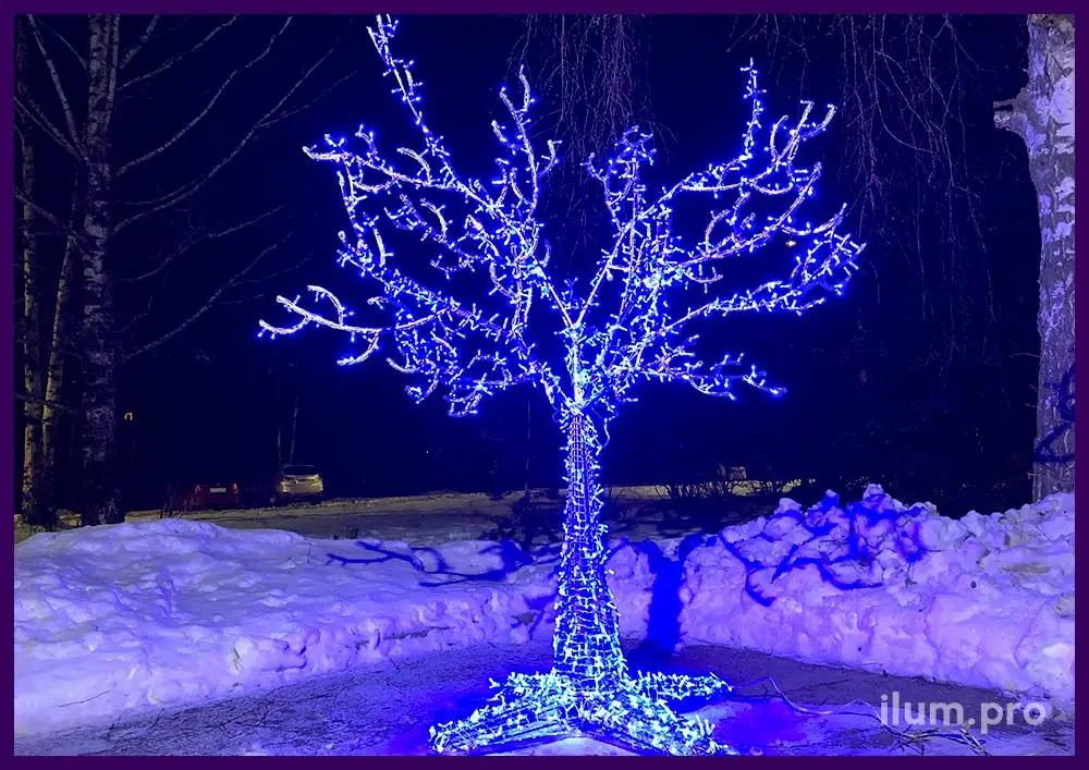 Дерево с синими светодиодными гирляндами из алюминия