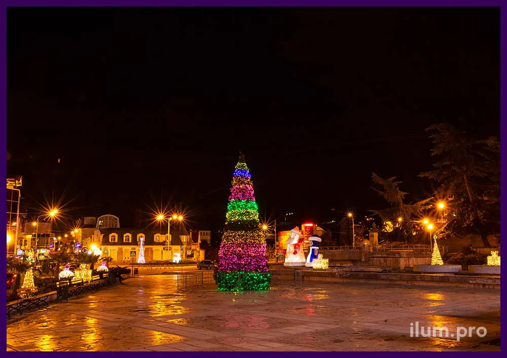 Ёлка новогодняя на площади Алушты с красивым комплектом освещения