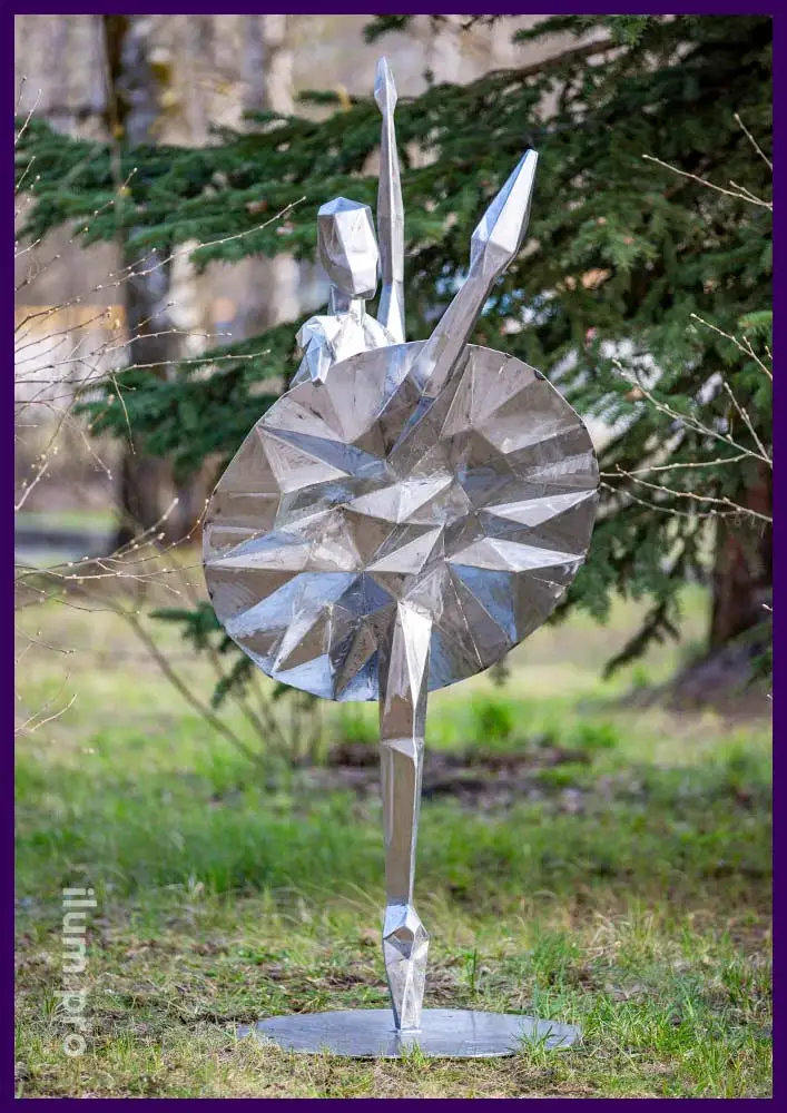 Полигональная скульптура балерины из металла для сада