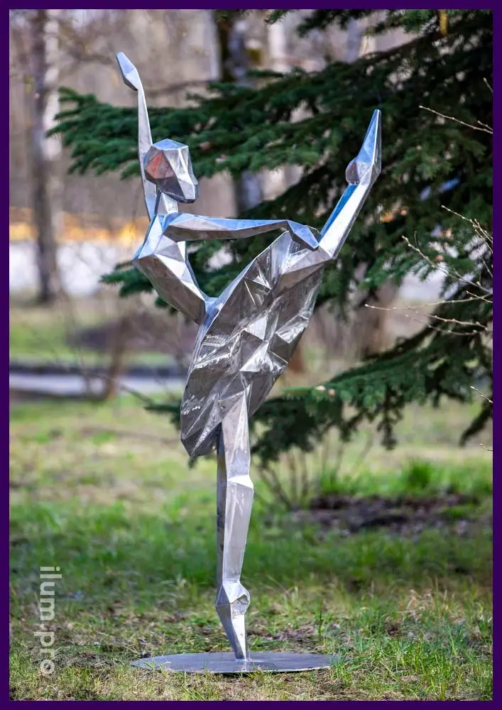 Стальная полигональная фигура танцующей девушки в парке