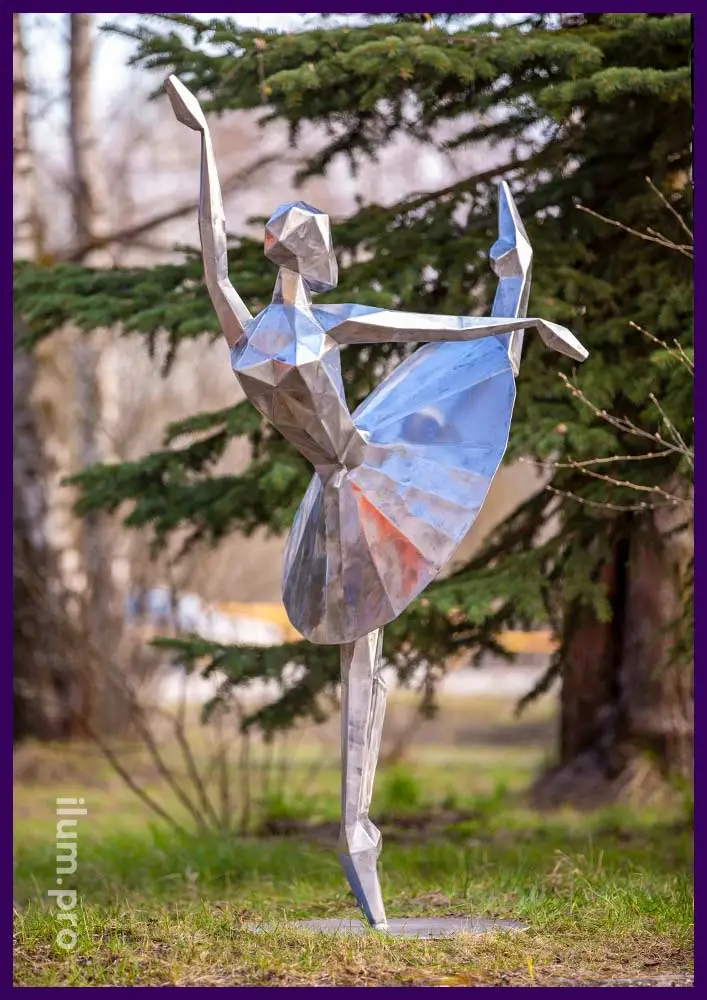 Металлическая скульптура танцующей девушки с поднятой рукой