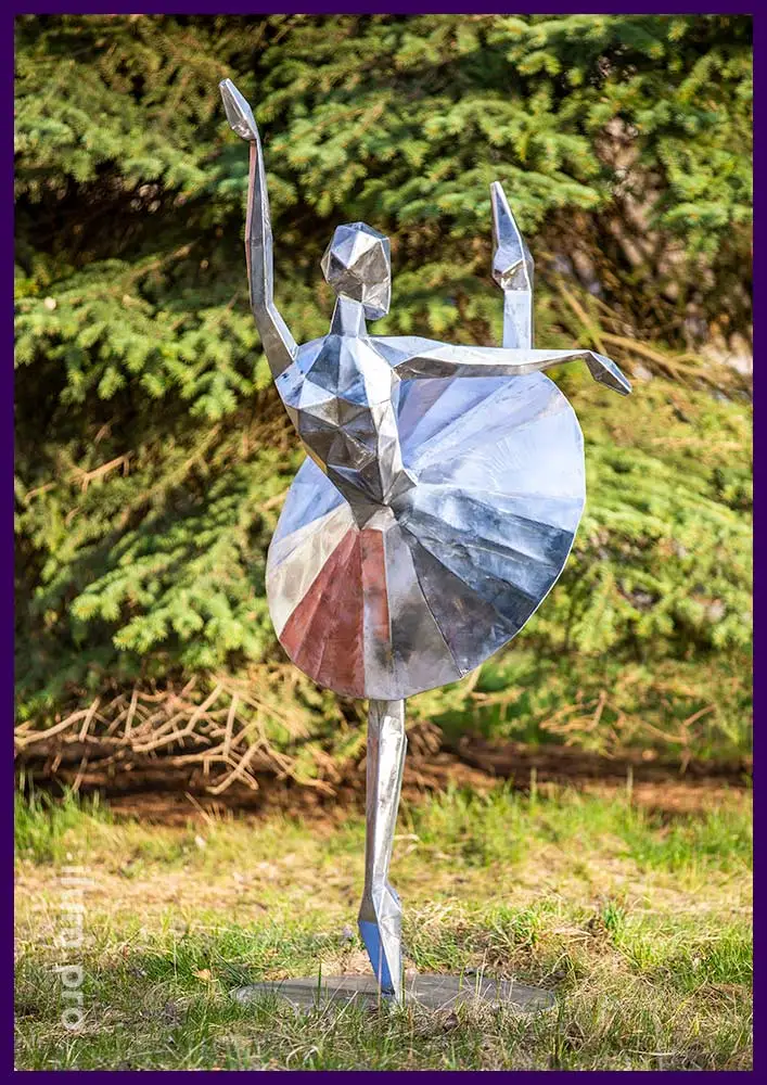 Металлическая скульптура танцующей девушки в балетной пачке