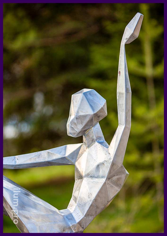 Металлическая полигональная скульптура танцующей девочки