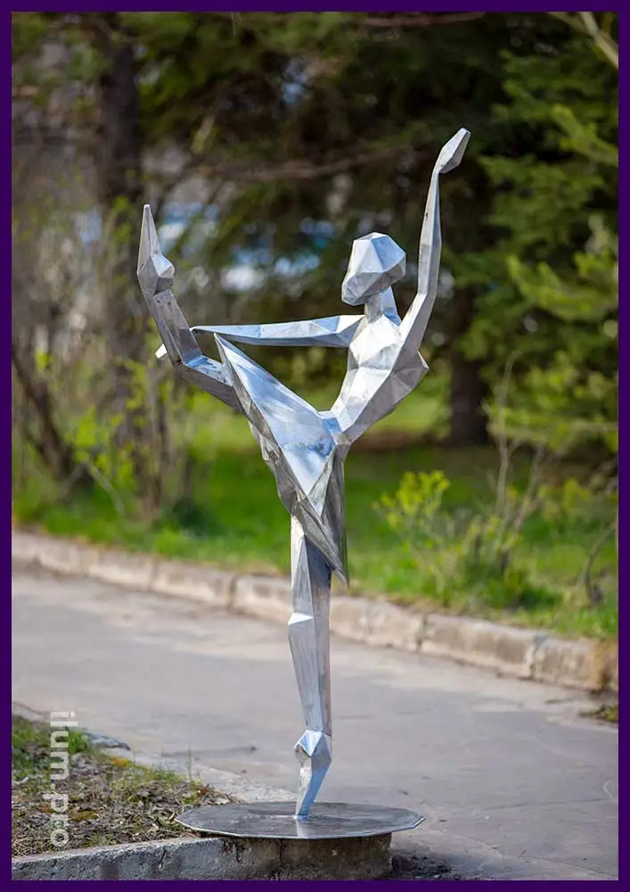 Полигональная балерина - скульптура для украшения парка или сада