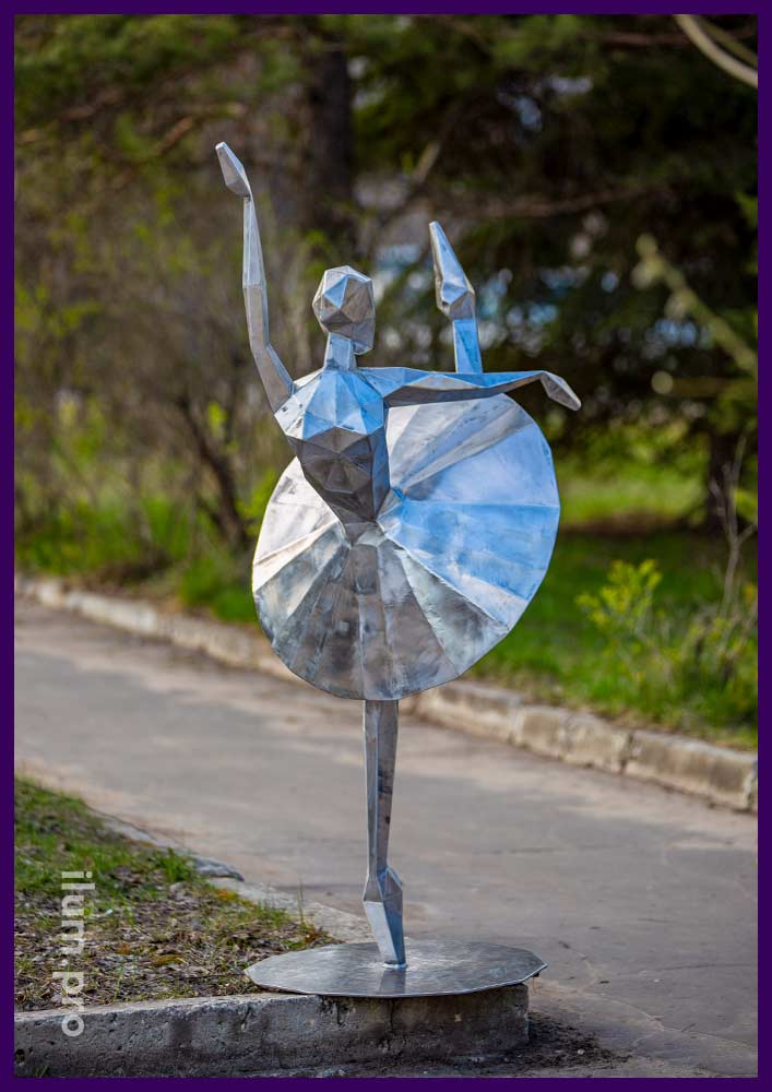 Металлическая полигональная фигура танцовщицы из стали