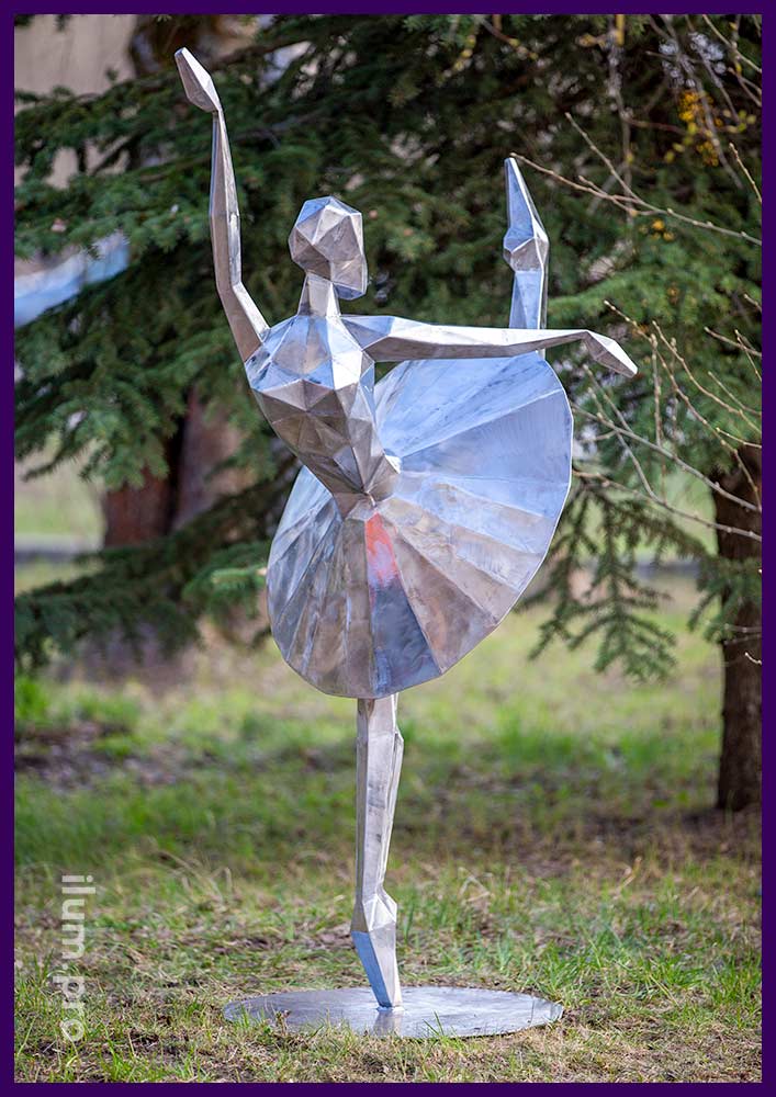 Украшение парка большой полигональной скульптурой балерины из стали