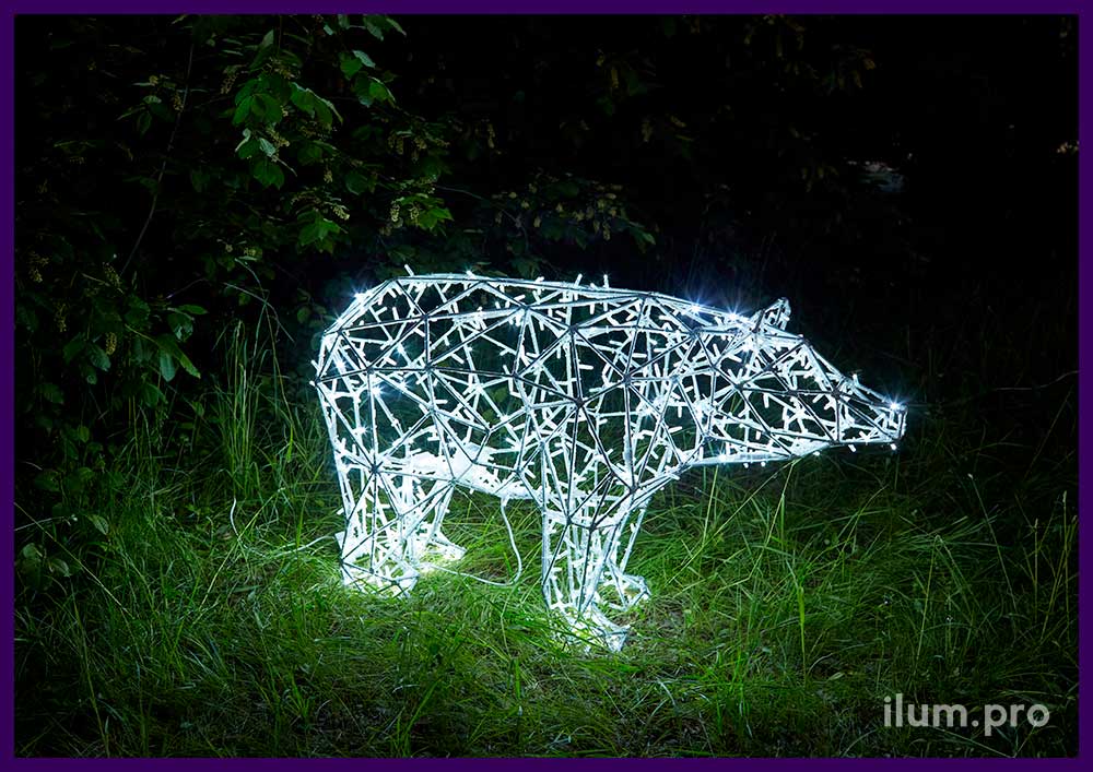 Арт-объект полигональный металлический в форме медведя с подсветкой белыми гирляндами