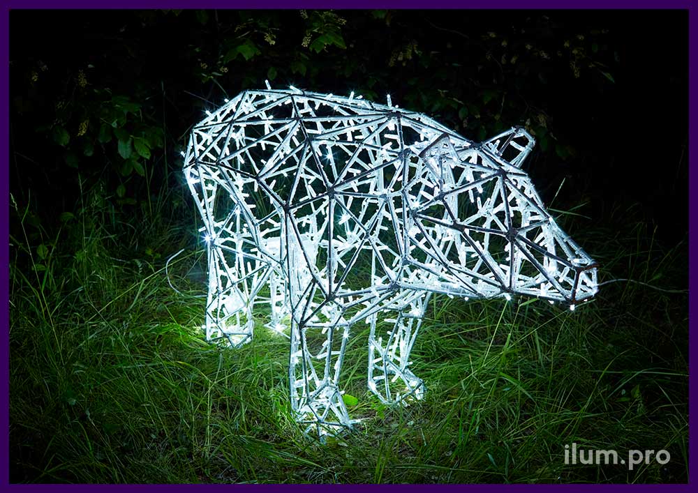 Белый полигональный медведь с уличными гирляндами на каркасе из алюминиевого профиля