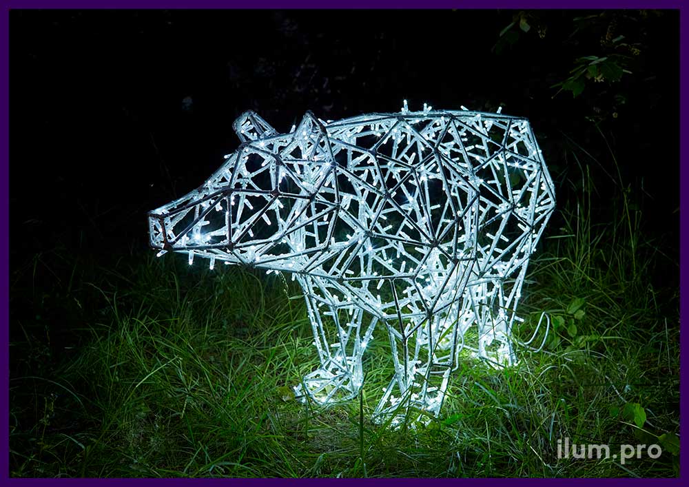 Полигональный медведь из алюминиевого профиля и светодиодных гирлянд с защитными колпачками