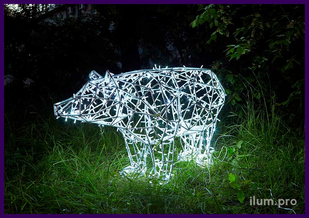 Медведь из алюминиевого прутка с белыми гирляндами в полигональном стиле для сада и парка
