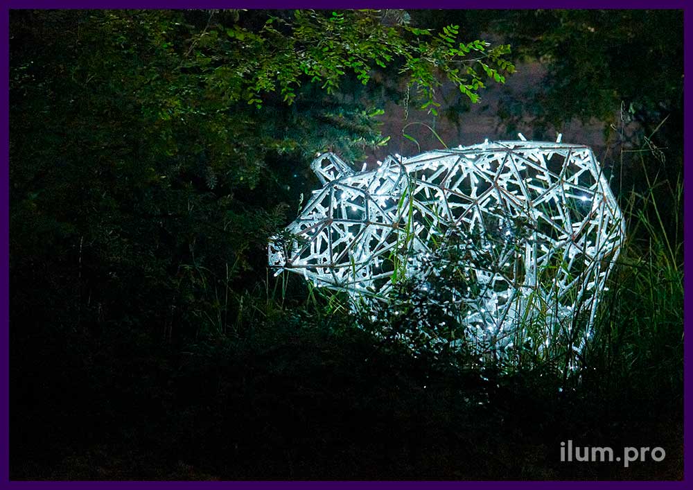 Белый полигональный медведь из алюминиевого профиля и светодиодных гирлянд с защитой от осадков