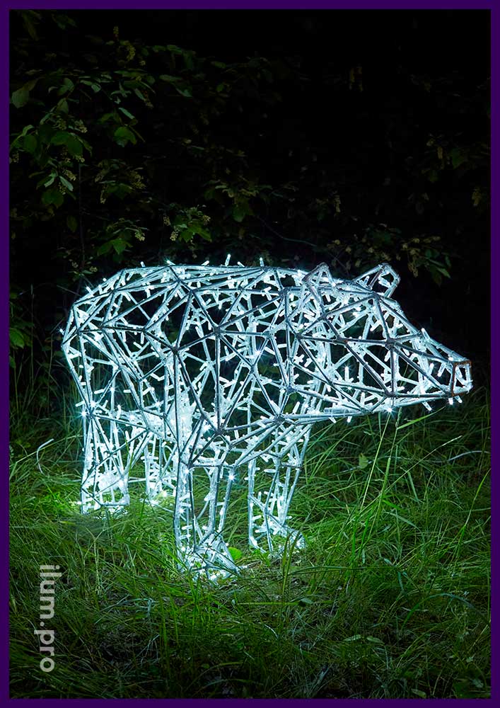 Садово-парковая ландшафтная, полигональная скульптура медведя из алюминия и иллюминации