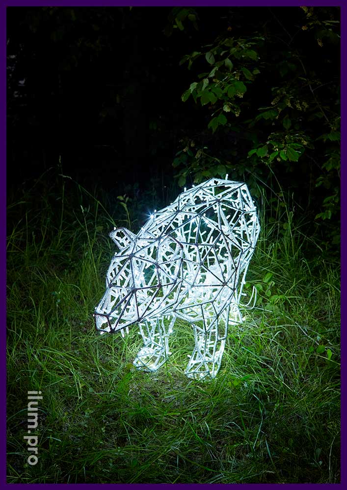 Фигура полигональная металлическая в форме медведя с подсветкой уличными гирляндами
