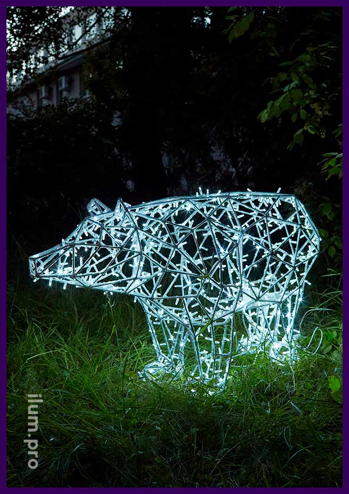 Арт-объект в форме медведя в полигональном стиле с подсветкой уличными гирляндами