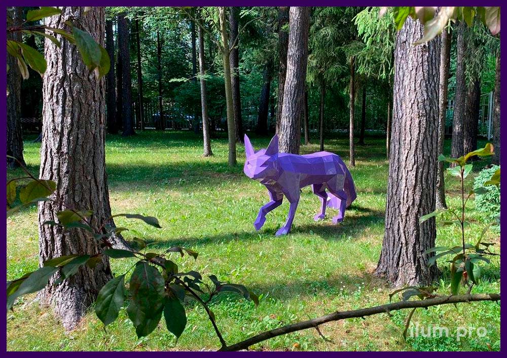 Фиолетовая полигональная скульптура лисы для украшения парка