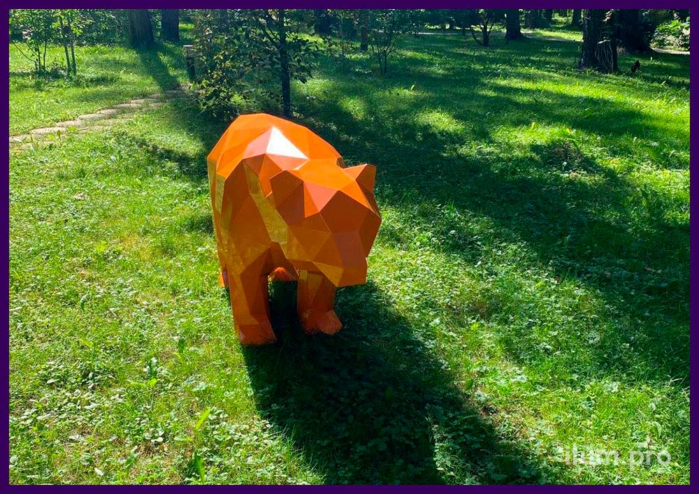 Медведь полигональный оранжевый в частном парке