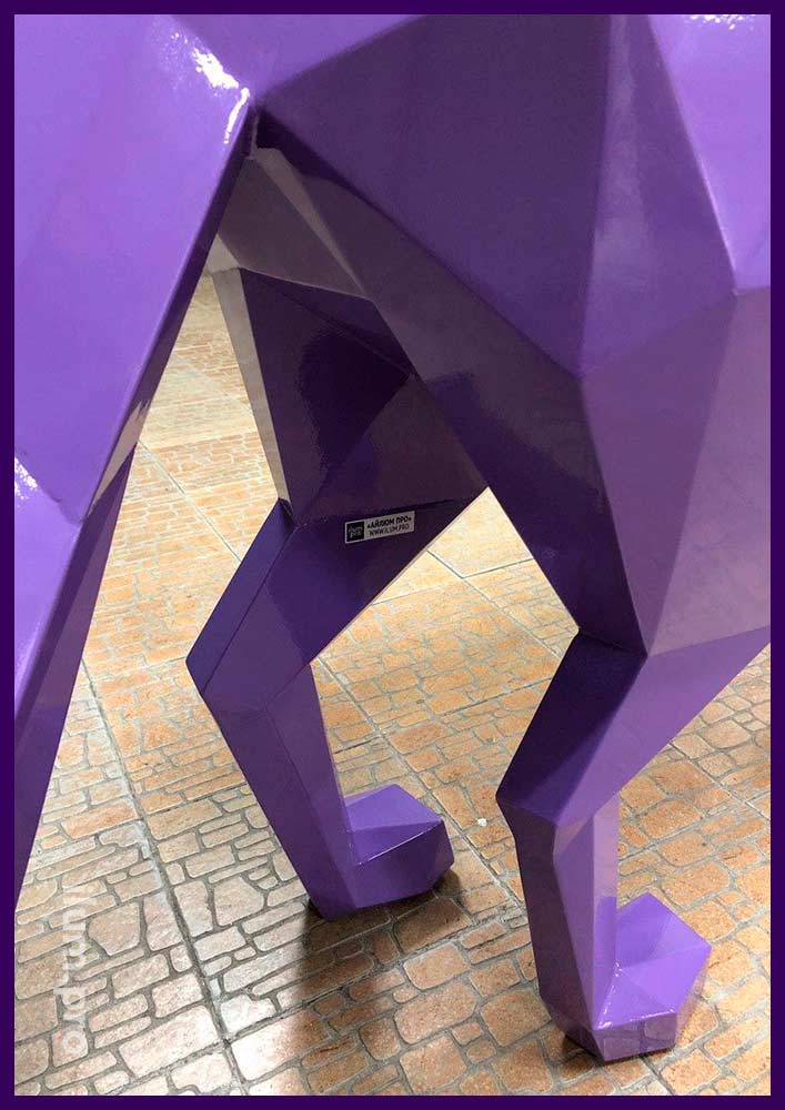 Нога полигональной лисы из стали с фиолетовой краской