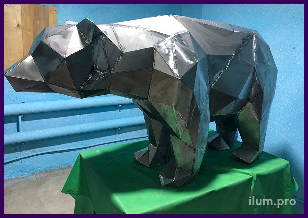 Медведь уличный полигональный из металла в процессе производства