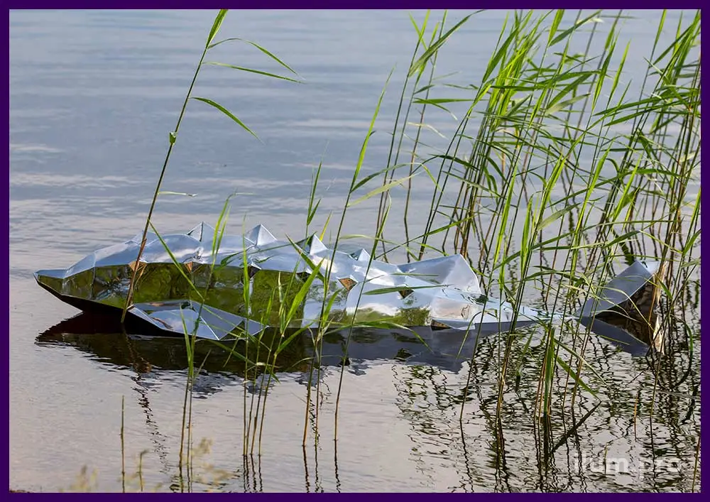 Декоративная полигональная скульптура рыбы из металла в озере
