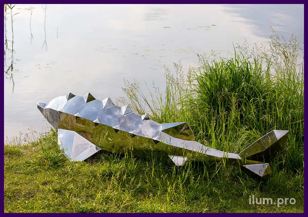 Садово-парковая скульптура из зеркальной нержавеющей стали в форме рыбы