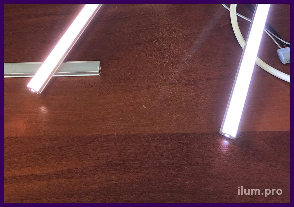 Линейные светильники разных оттенков для фасадной подсветки