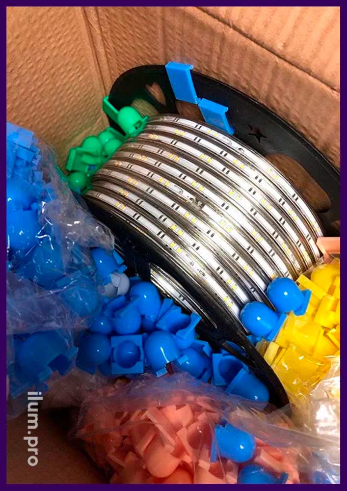Светодиодная гирлянда с разноцветными колпачками из пластика