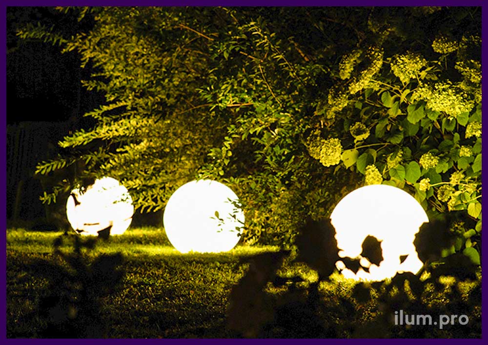 Светящиеся шары белого цвета для установки на грунт в саду