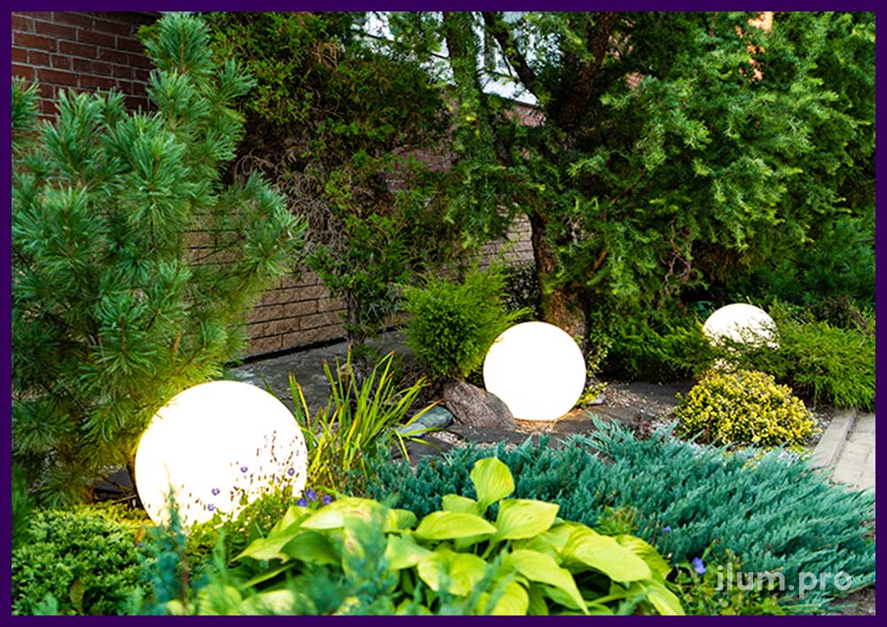Ландшафтные светильники в форме шаров и полусфер из пластмассы