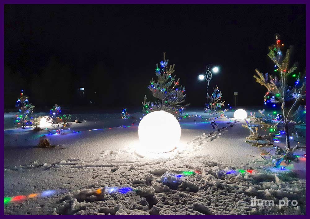 Светящиеся шары диаметром 80 см в сугробе на Новый год