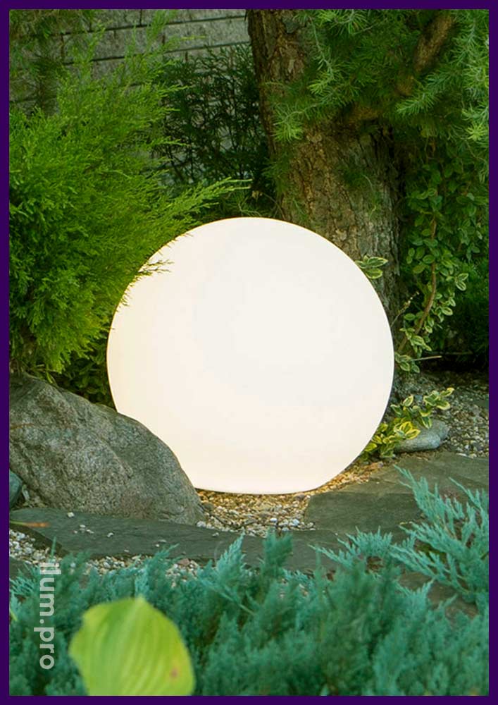 Пластмассовый шар - светильник уличный из пластика белого цвета