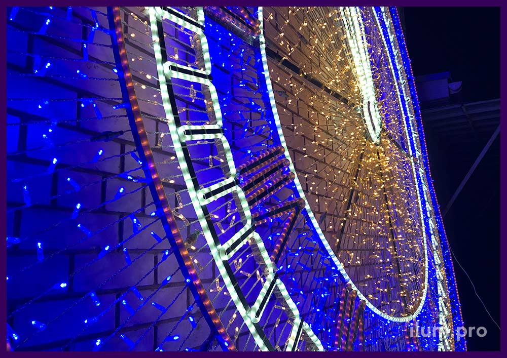 Светодиодная иллюминация для украшения фасада ТЦ на Новый год в форме циферблата часов
