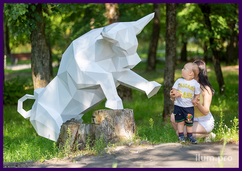 Полигональная скульптура быка - фотозона в парке с арт-объектом