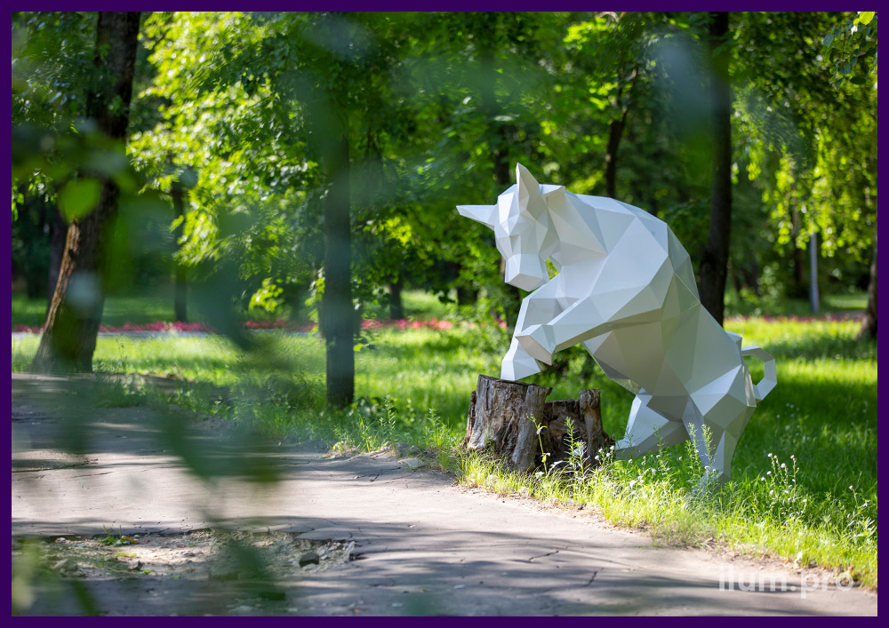 Ландшафтная скульптура полигональная из металла в форме белого быка для улицы