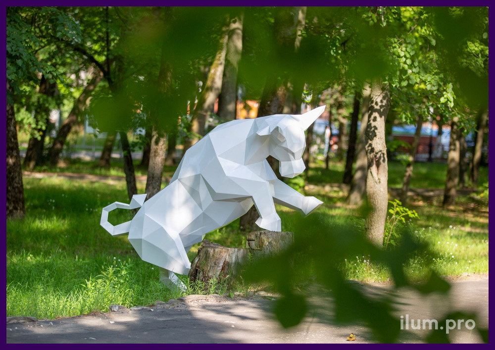 Скульптура полигональная уличная из стали в форме белого быка
