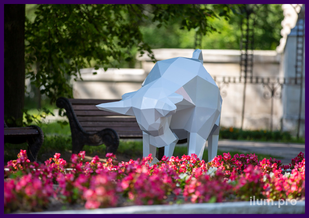 Скульптура полигональная металлическая в парке в форме быка