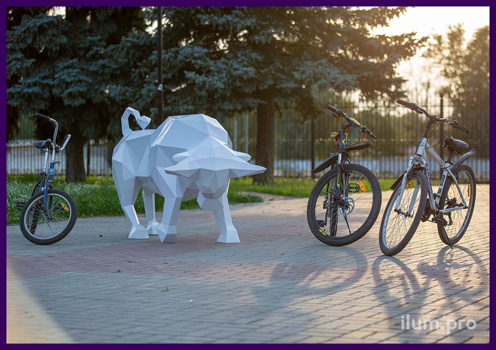 Уличная полигональная скульптура быка белого цвета из стали и краски