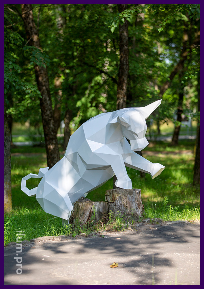 Ландшафтная скульптура полигональная в форме быка из крашеной листовой стали
