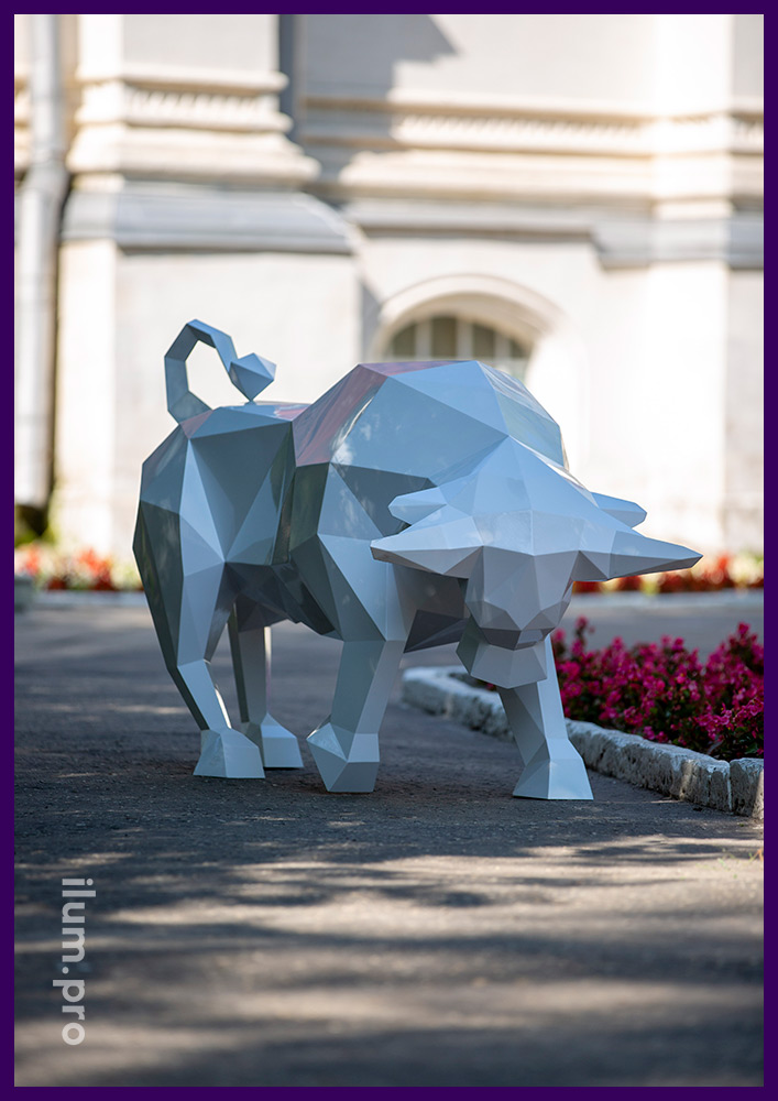 Садово-парковая скульптура из полигонального металла в виде белого быка