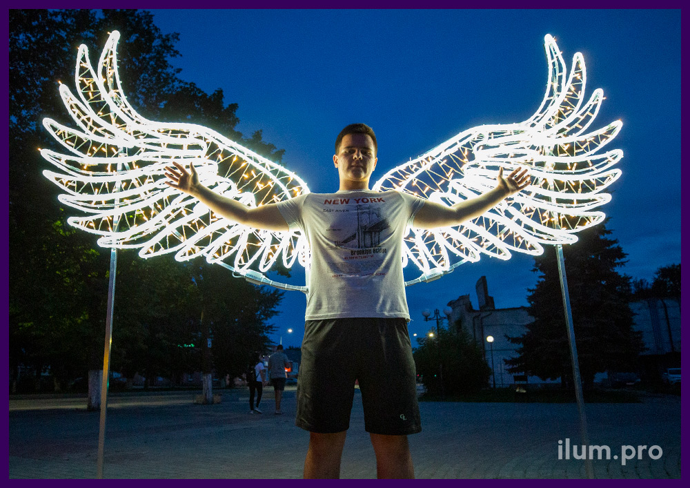 Фотозона для площади в форме крыльев ангела с подсветкой