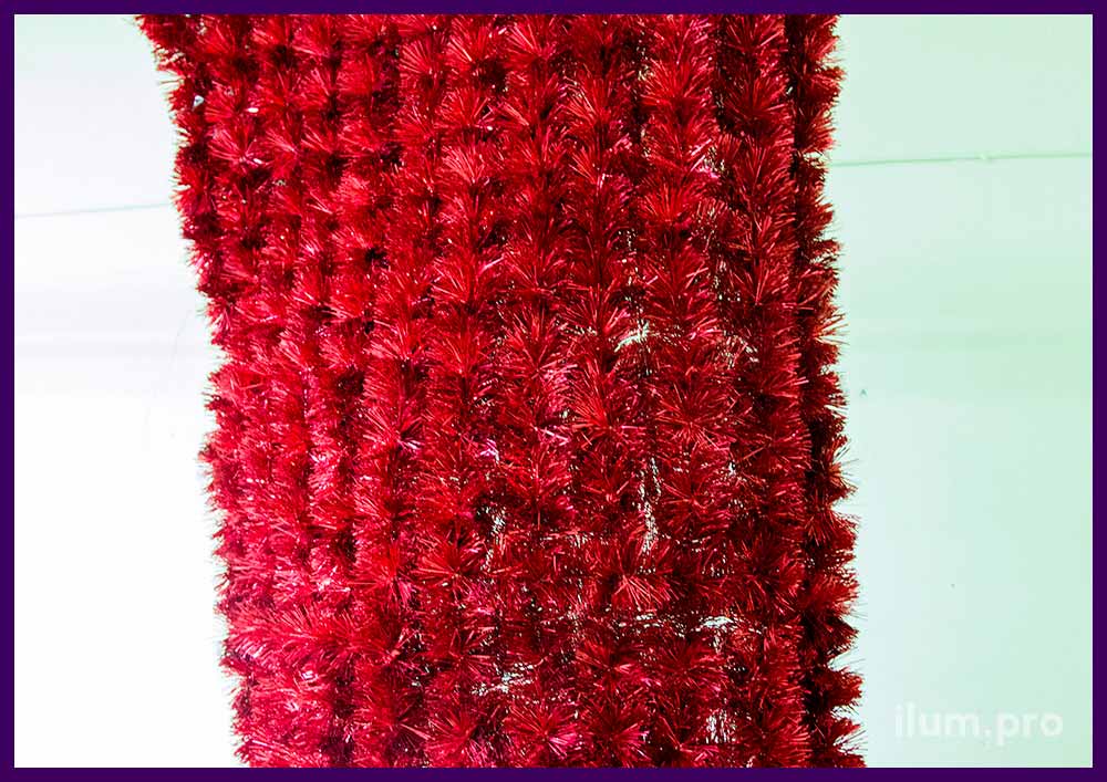 Сетка из блестящей мишуры красного цвета в рулоне из проволоки