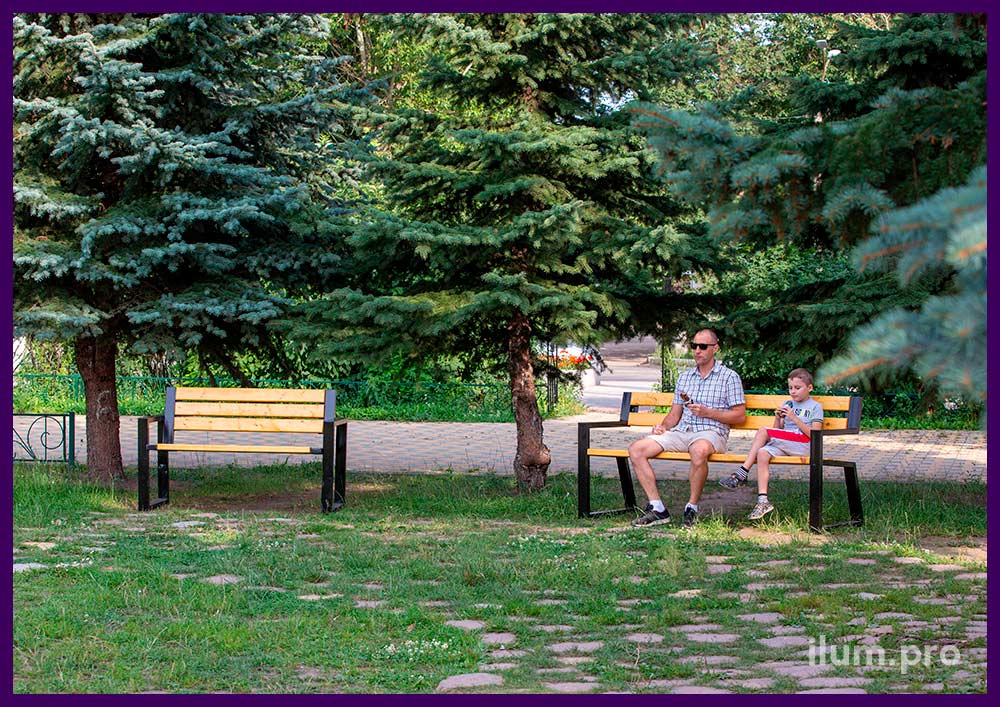 Садово-парковые скамейки с удобными спинками и подлокотниками в парке