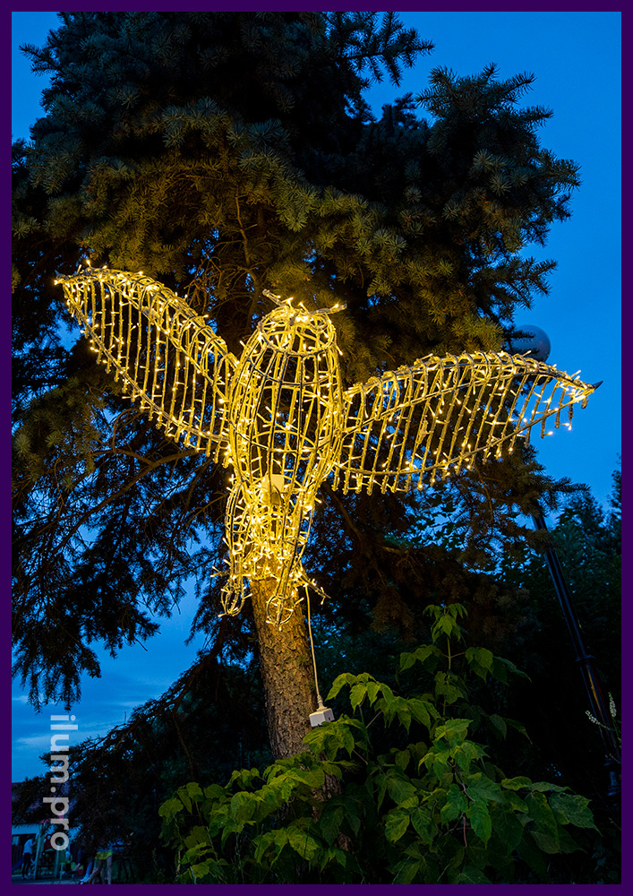 Сова светодиодная с гирляндами на объёмном каркасе на дереве